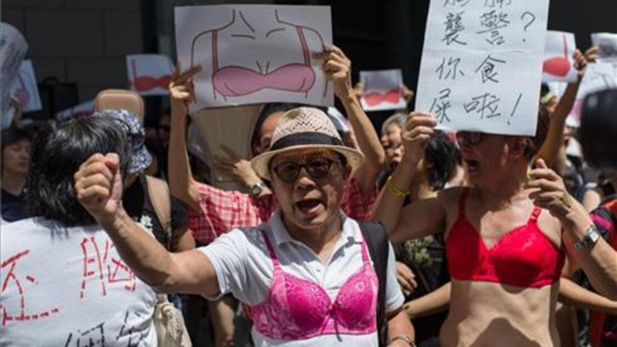 Los manifestantes salieron la la calle en sujetador para protestar en contra de la acusación contra una mujer por atacar a un policía con sus pechos.