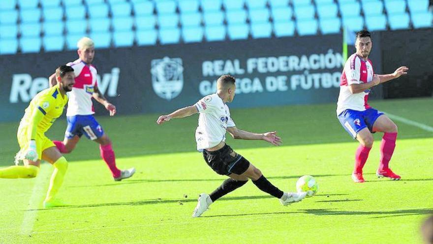 Martín Lamelas golpea la pelota que iba a suponer el primer gol del Ourense CF ante el Arosa, ayer en el estadio de Balaídos.