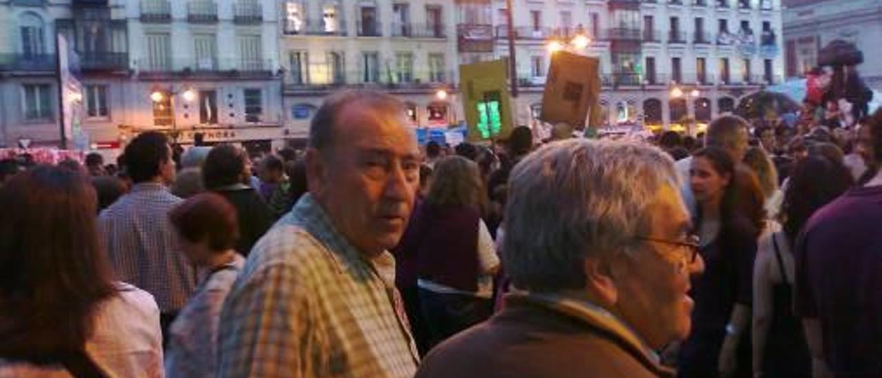 Sahagún y el poeta Ángel Pariente, en la Puerta del Sol durante el 15-M.