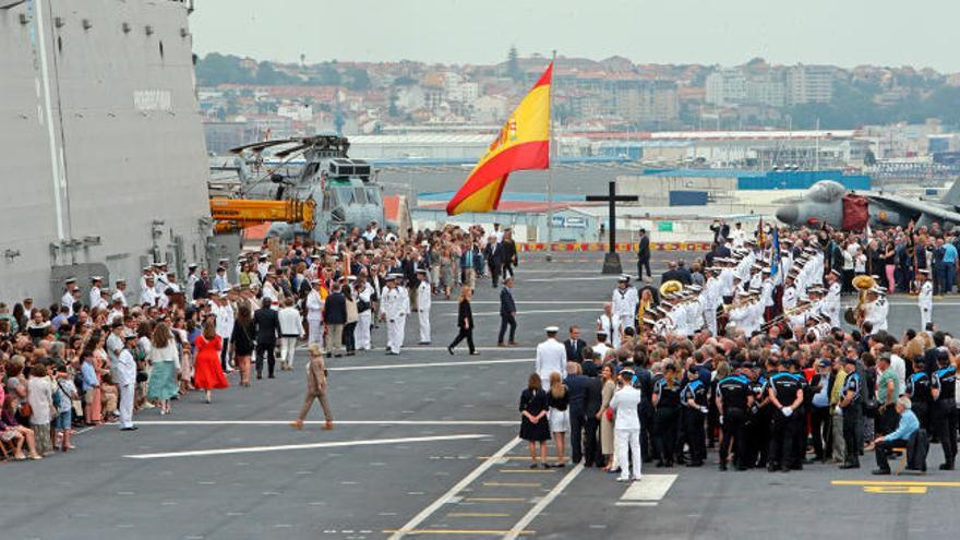 Jura de bandera civil en Vigo sobre la joya de la Armada, el 'Juan Carlos I'