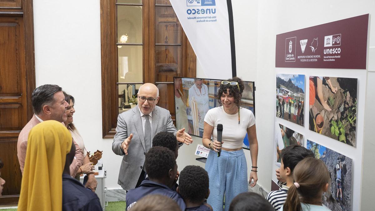 Antonio Morales y Teodoro Sosa con alumnos de la Ecoescuela.