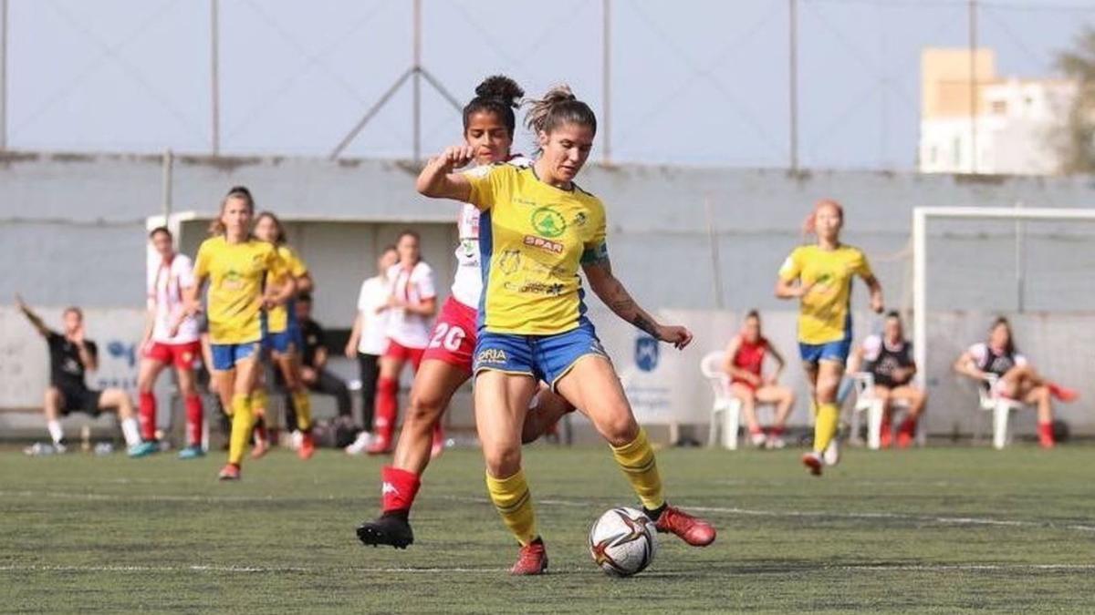 Brenda, capitana del Fermaguín Spar Gran Canaria, perseguida por su tocaya Brenda del Santa Teresa. | | FEMARGUÍN