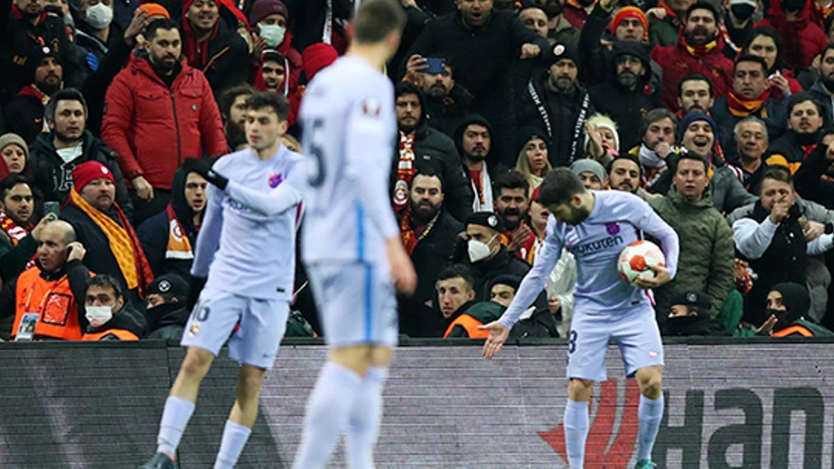 Galatasaray - FC Barcelona | ¡Jordi Alba recibió botellazos desde la grada y se encaró!