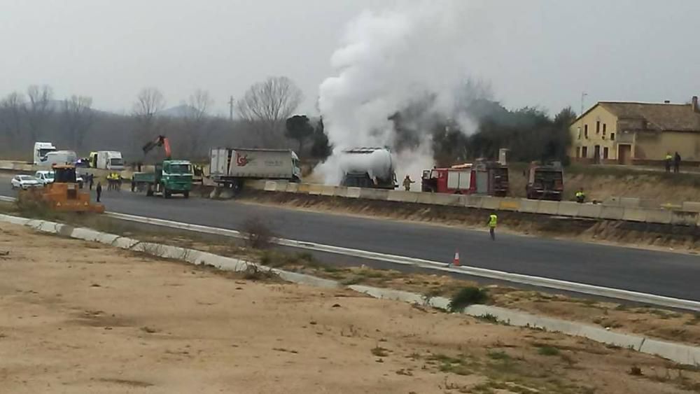 Accident de trànsit entre dos camions a l'N-II a Maçanet