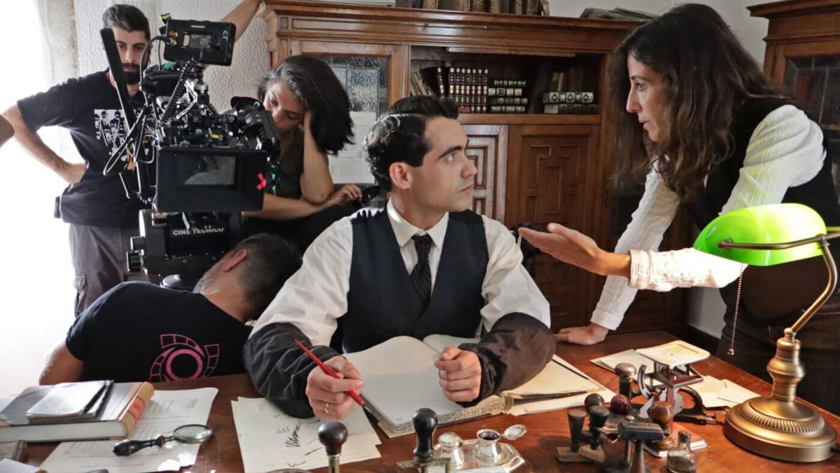 Xoán Fórneas , al centro, escucha a Ángeles Huerta durante el rodaje.
