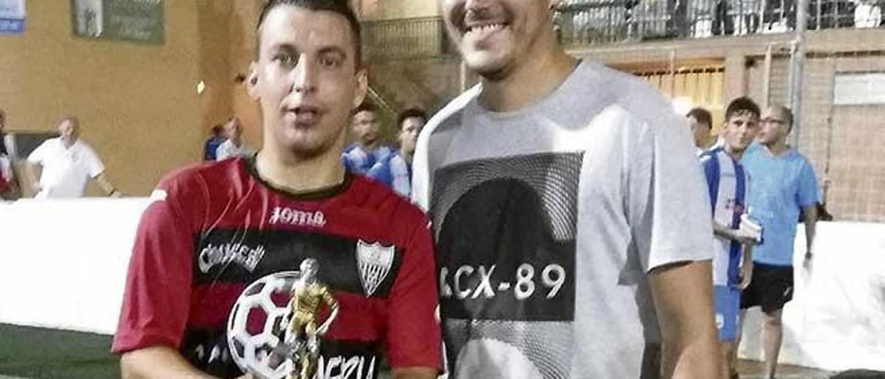 Rodrigo recibió el trofeo de ganador del Sant Roc.