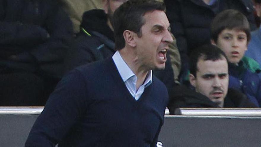 Gary Neville: &quot;Lo del árbitro ha sido vergonzoso&quot;