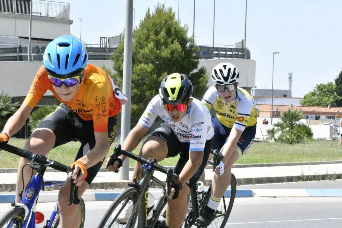 Ciclista en la prueba de escuelas en Alfafar.