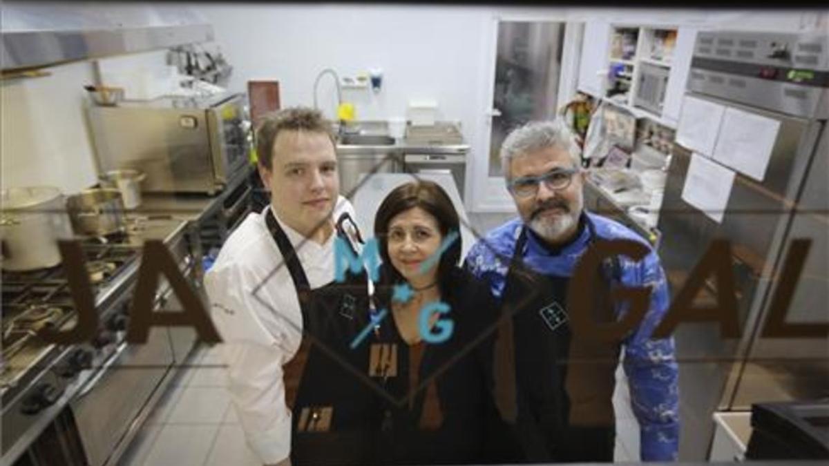 Manel López, Elisenda Castellón y Xavier Insa, en la cocina de Mitja Galta. Foto: Danny Caminal