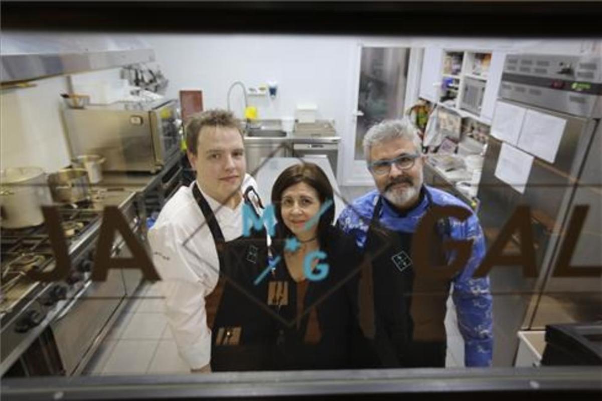 Manel López, Elisenda Castellón y Xavier Insa, en la cocina de Mitja Galta. Foto: Danny Caminal