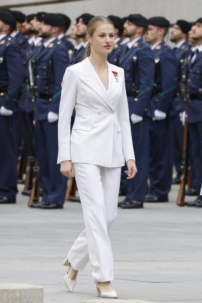 El traje blanco de la princesa Leonor para la jura de la Constitución en su 18 cumpleaños