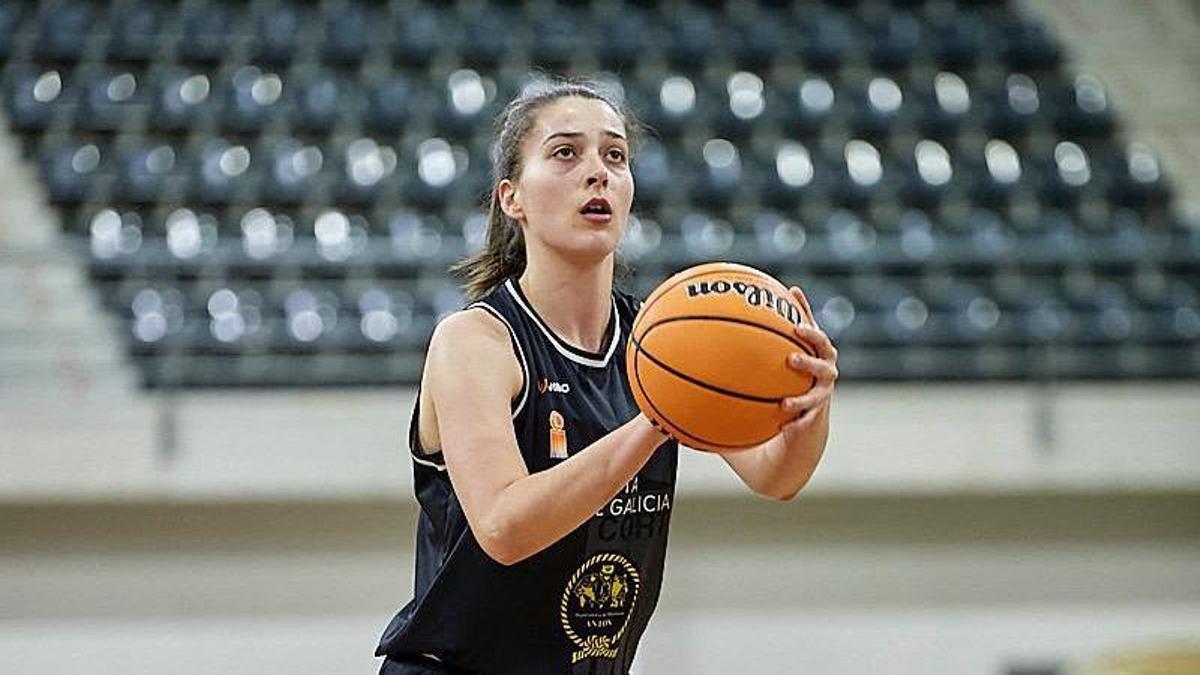 María Angulo.
