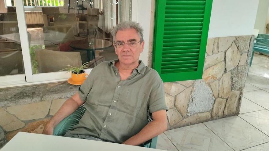 Damià Alou, profesor, crítico literario y traductor: «No creo en los escritores asépticos, todo el que escribe debe comprometerse con su tiempo»