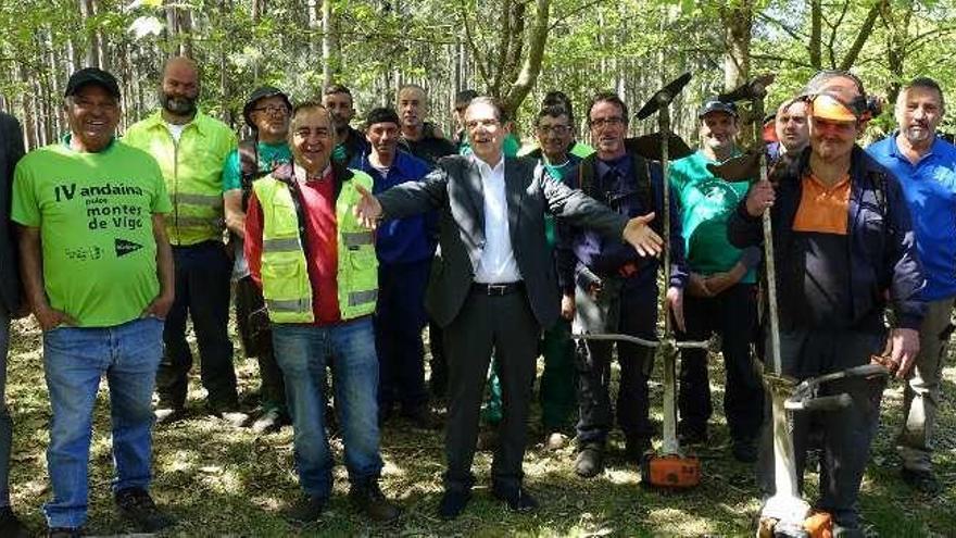 El alcalde Abel Caballero, ayer, con los operarios en el Parque Forestal de Beade. // FdV