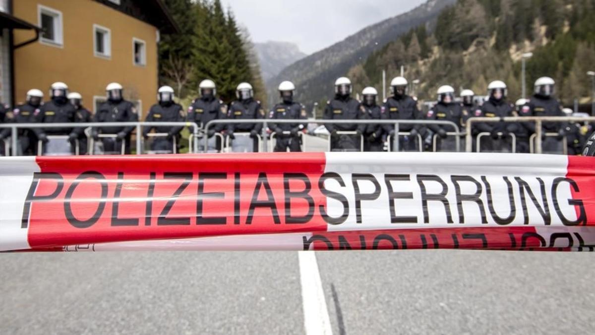 zentauroepp33653650 brenner  austria   24 04 2016   riot austrian police line up170704120205