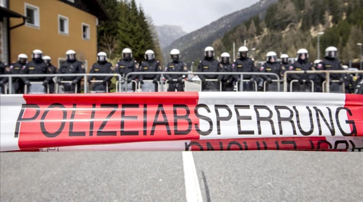 zentauroepp33653650 brenner  austria   24 04 2016   riot austrian police line up170704120205