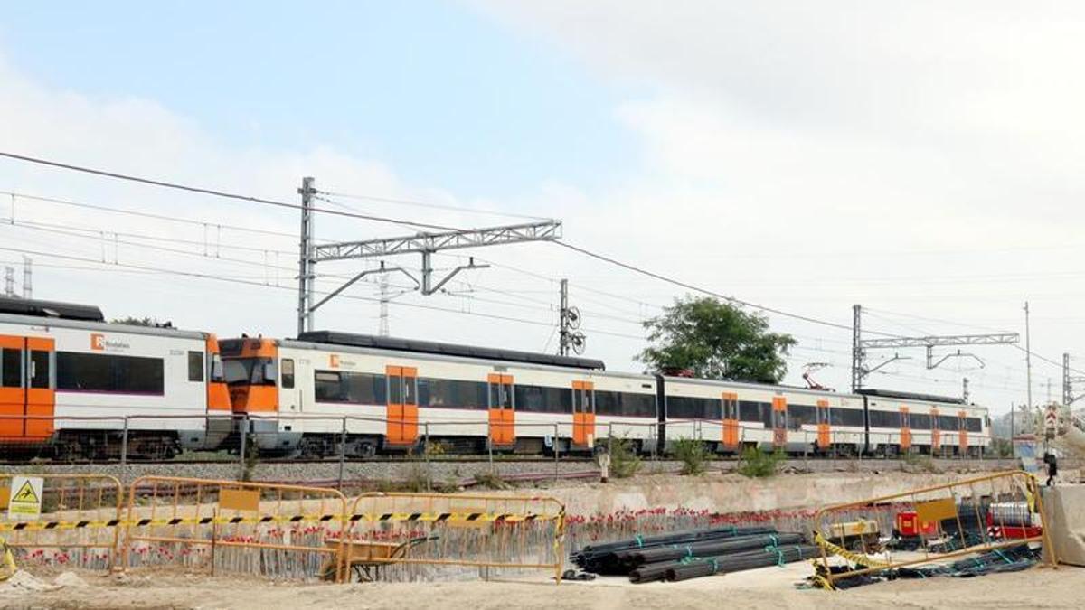 Un tren de Rodalies fent les marxes blanques entre Montcada i Sant Andreu abans de recuperar el servei ferroviari