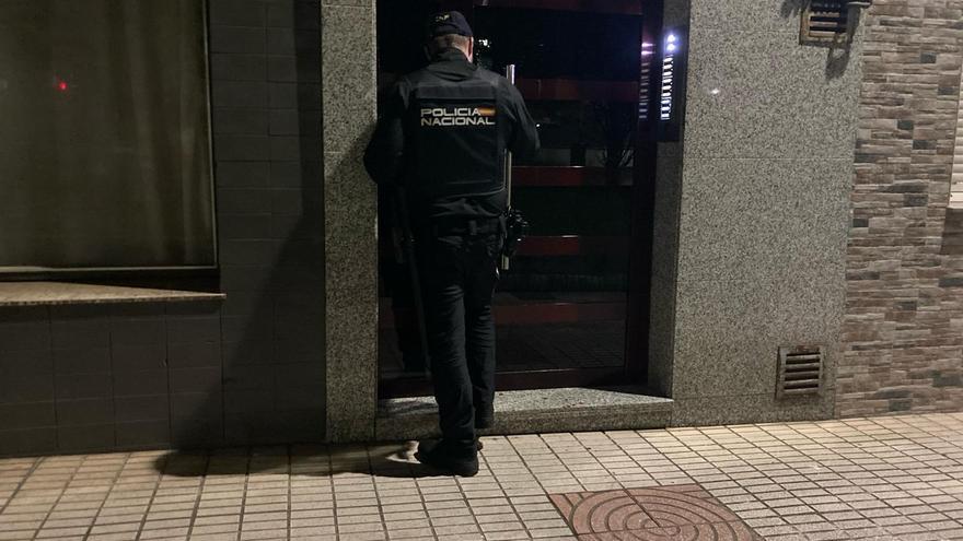 El joven que apuñaló a un agente en Gijón iba en zapatillas y pidió agua en el bar donde le arrestaron: &quot;Fue como una peli&quot;