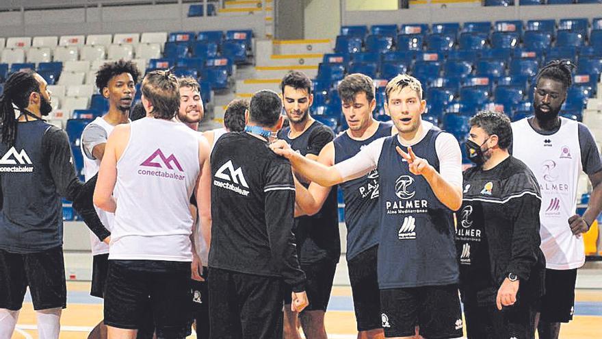 Los jugadores del Palmer bromean en un entrenamiento