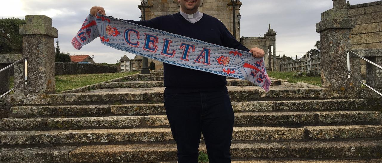 Juan Ventura posa con una bufanda del Celta.