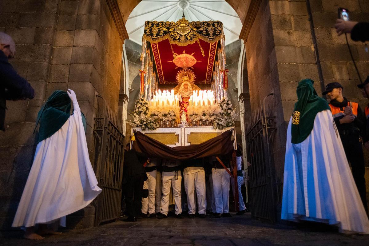 La Esperanza Macarena, a la salida de la iglesia matriz de La Concepción de Santa Cruz de Tenerife el Jueves Santo de 2025.
