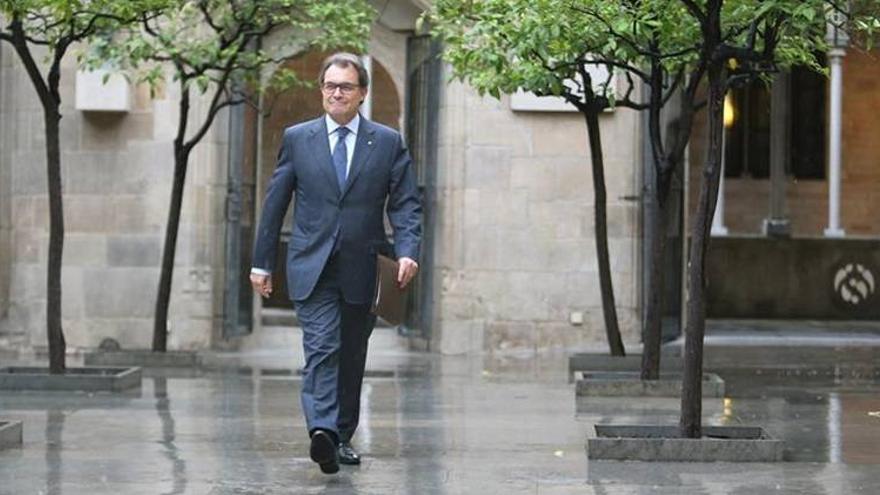 La Generalitat suspende la campaña del 9N pero avisa de que &quot;la partida continúa&quot;