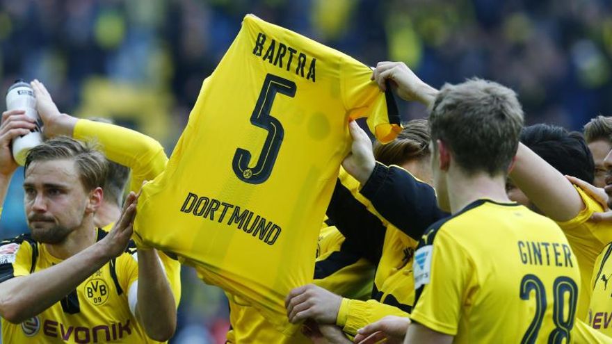 Los jugadores del Dortmund dedican la victoria a Bartra.