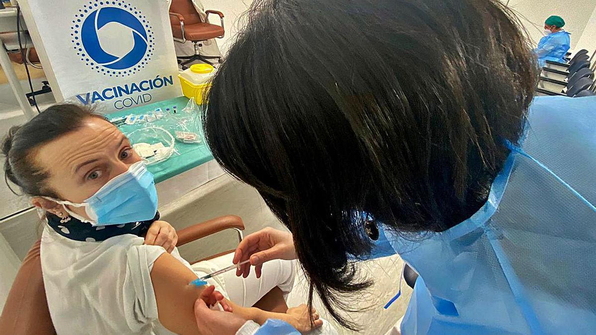 Una trabajadora sanitaria recibe la vacuna Pfizer, ayer en Montecelo. |   // FDV