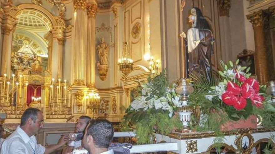 La imagen de Santa Clara se encuentra con la Virgen de Monserrate en su santuario.