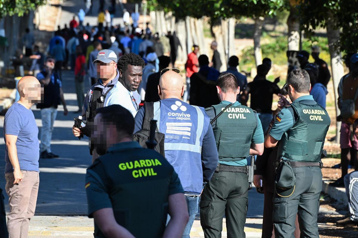 Concentración de malienses en el acceso al antiguo seminario de Maristas de Guardamar donde impedían el paso de trabajadores para reclamar la aceleración de su regularización