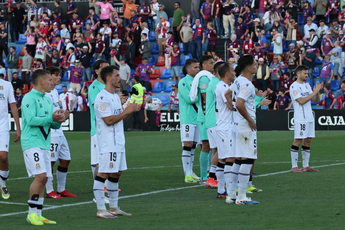Los jugadores del FC Cartagena agradecen el apoyo de su afición en Elda