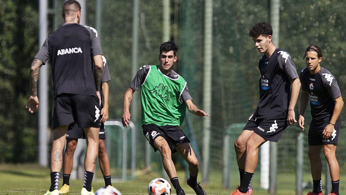 El juvenil Trilli, a la derecha, entre Villares y Keko, durante el entrenamiento de ayer en Abegondo. |  // RCD