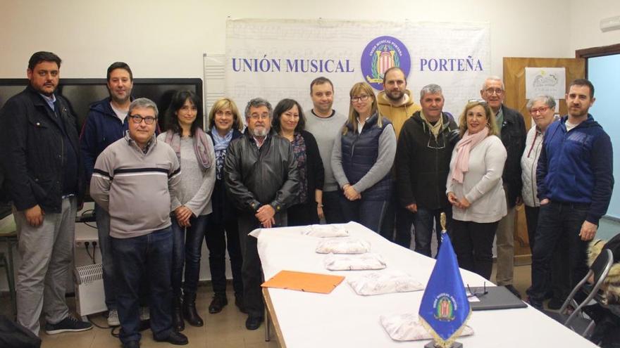 Representantes de las sociedades musicales con la presidenta