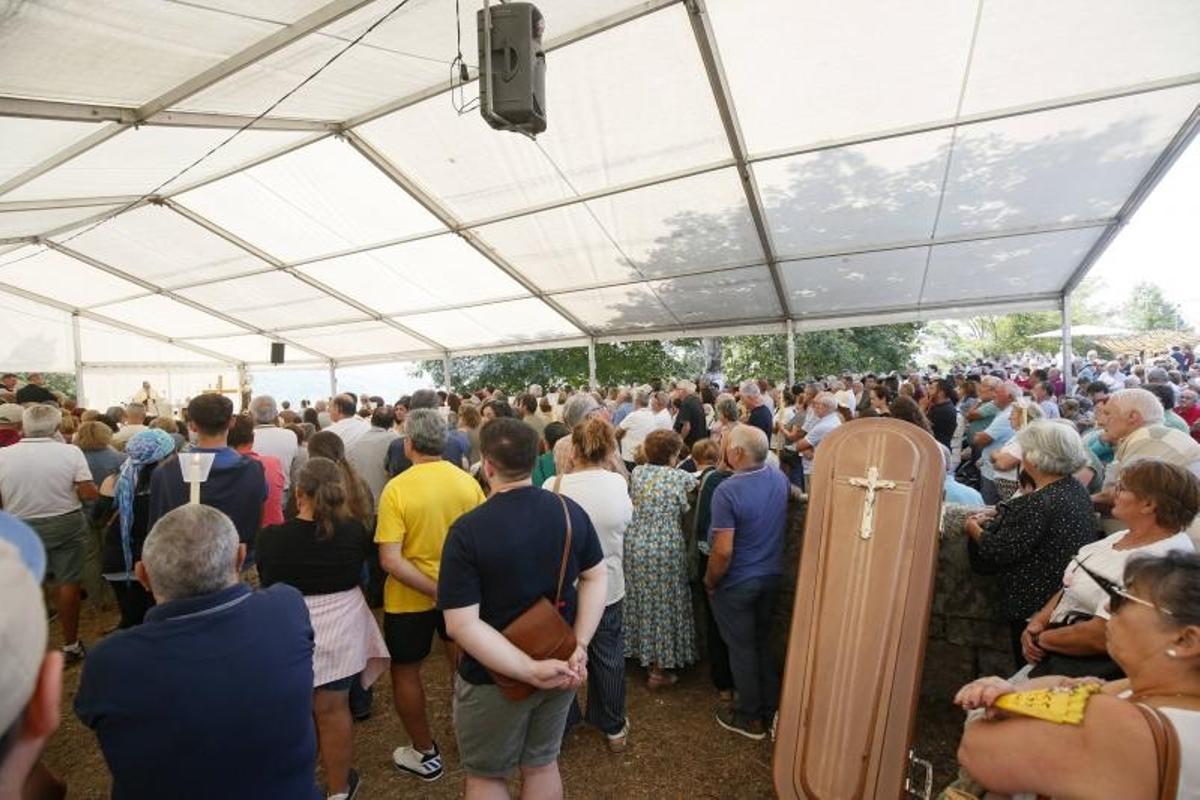 Los fieles durante la misa.