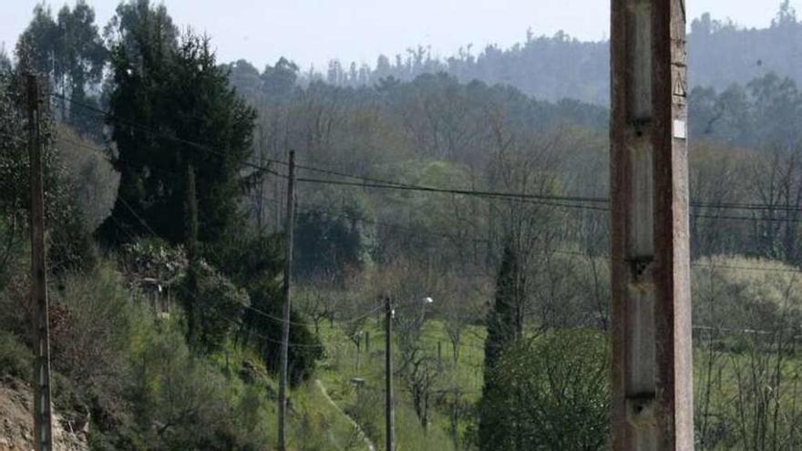 Poste en medio del trazado y parte del vial sin asfaltar. // Bernabé/V.E.