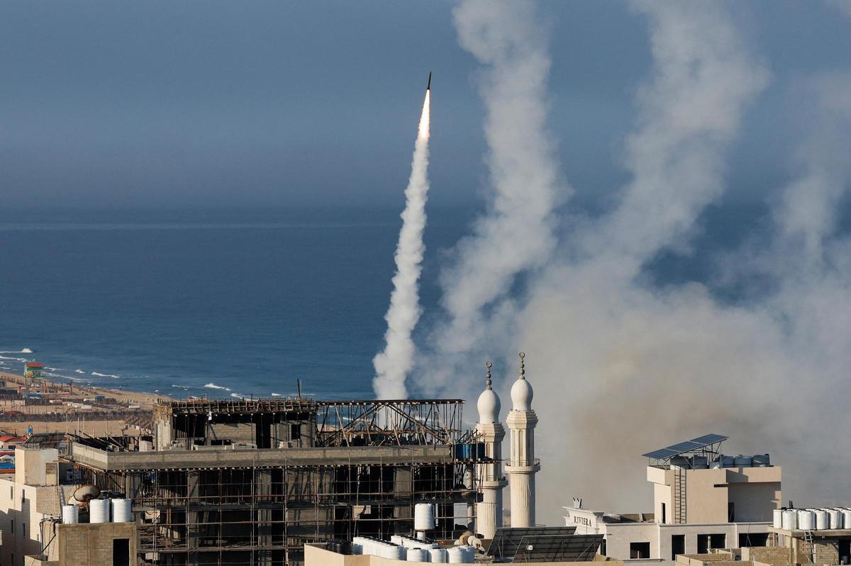 Lanzamiento de misiles hacia Israel, desde la ciudad de Gaza