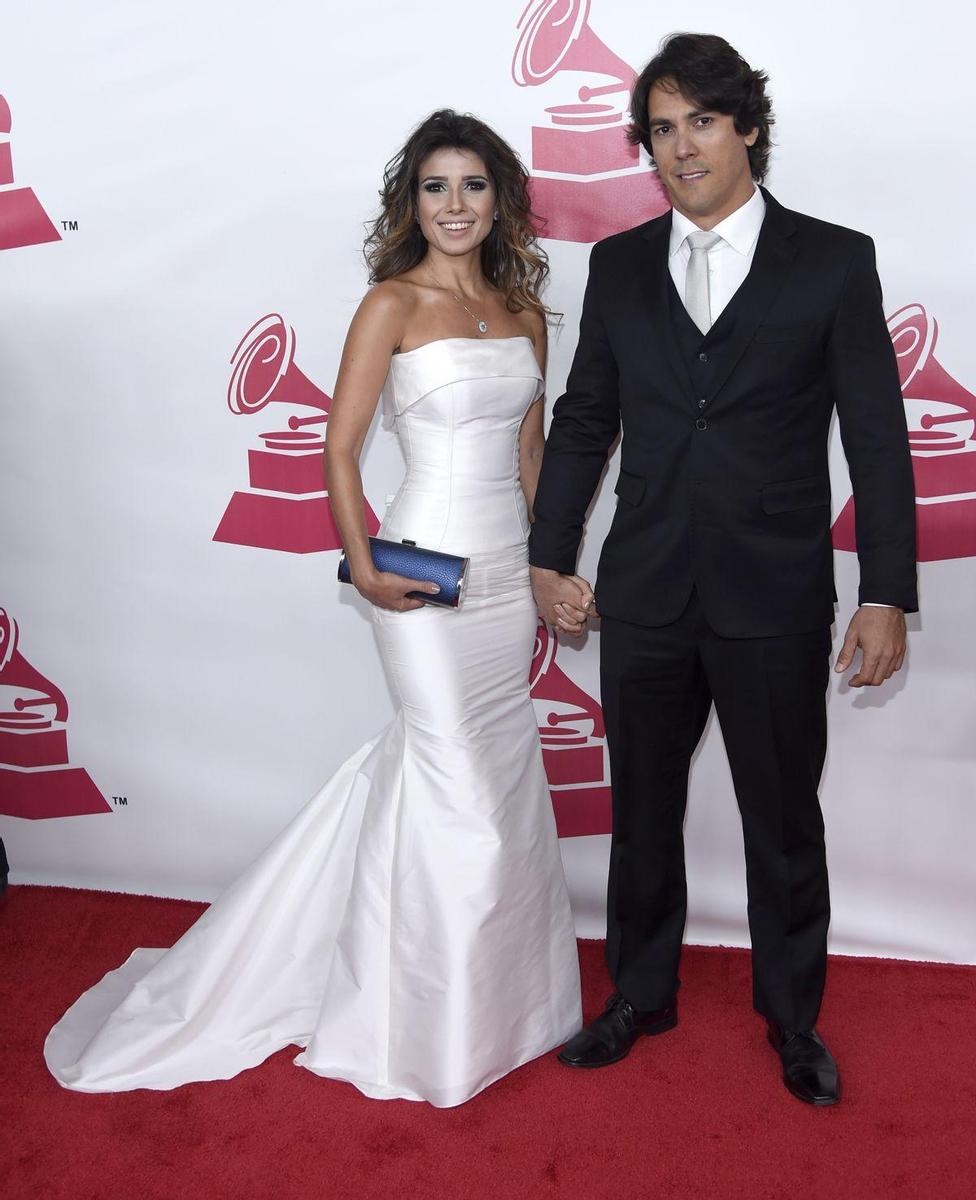 Paula Fernandes y Henrique do Valle en el tributo a la persona del año en los Grammy Latino