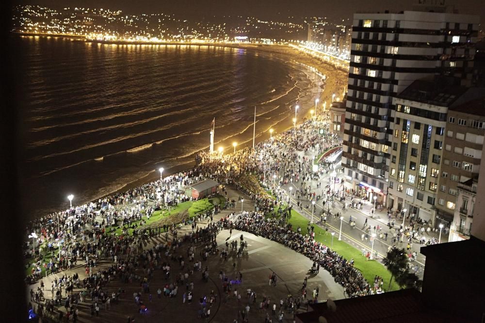 Espectáculo pirotécnico en las fiestas de Begoña, en Gijón.