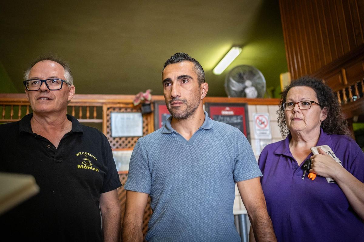 De izquierda a derecha, el marido de Raquel, del Bar Susana, junto al encargado de Coelca y Rosa Fumero, vecina de El Chorrillo.