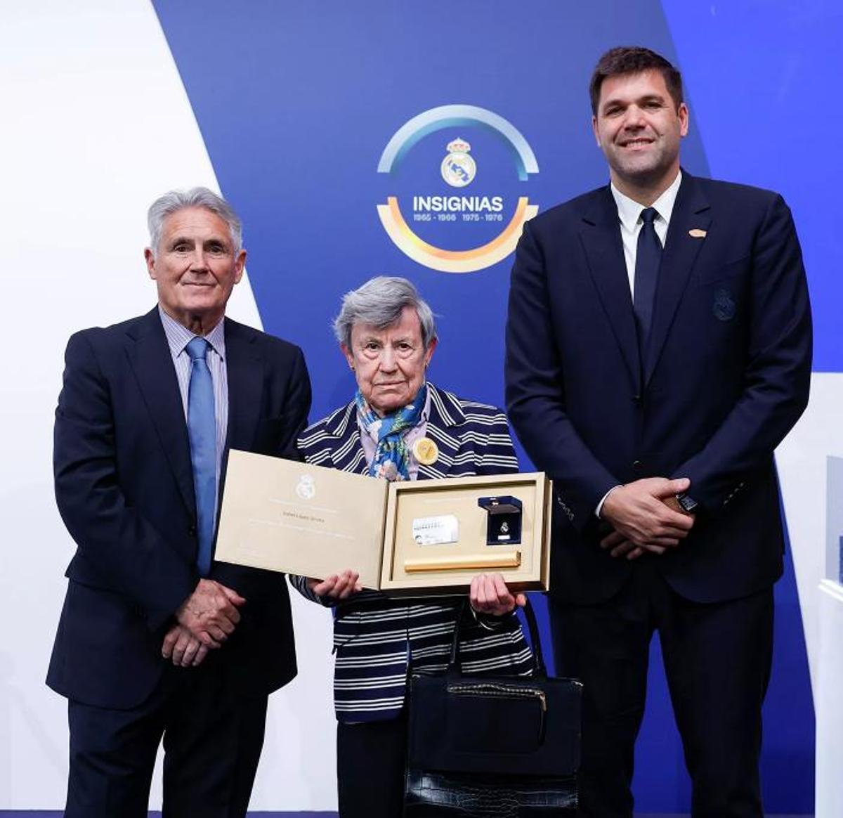 El Real Madrid entrega las insignias de oro y brillantes y de oro.
