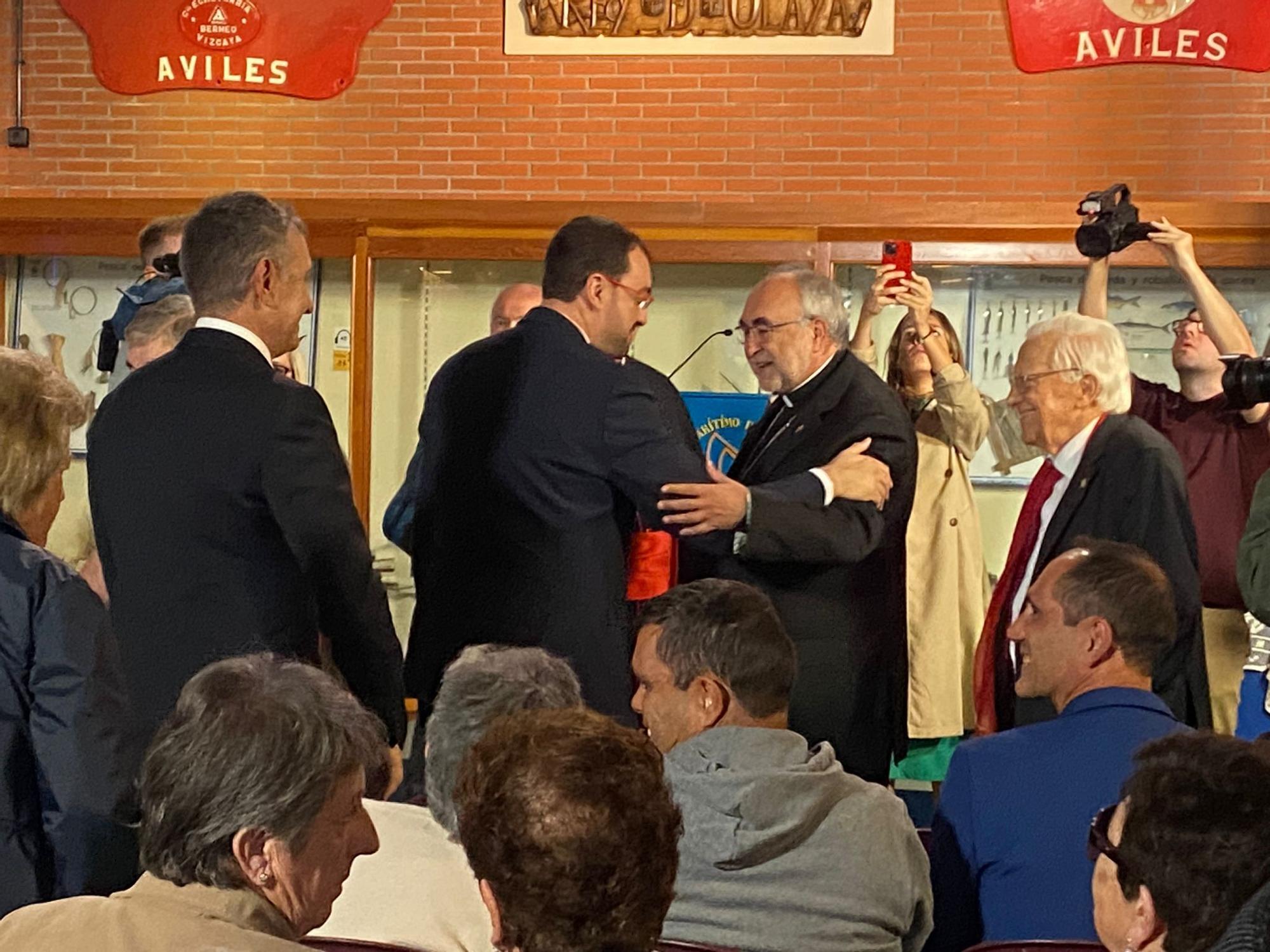 El cardenal Ángel  Fernández Artime recibe el título de Hijo Predilecto de Asturias en Luanco (Gozón)