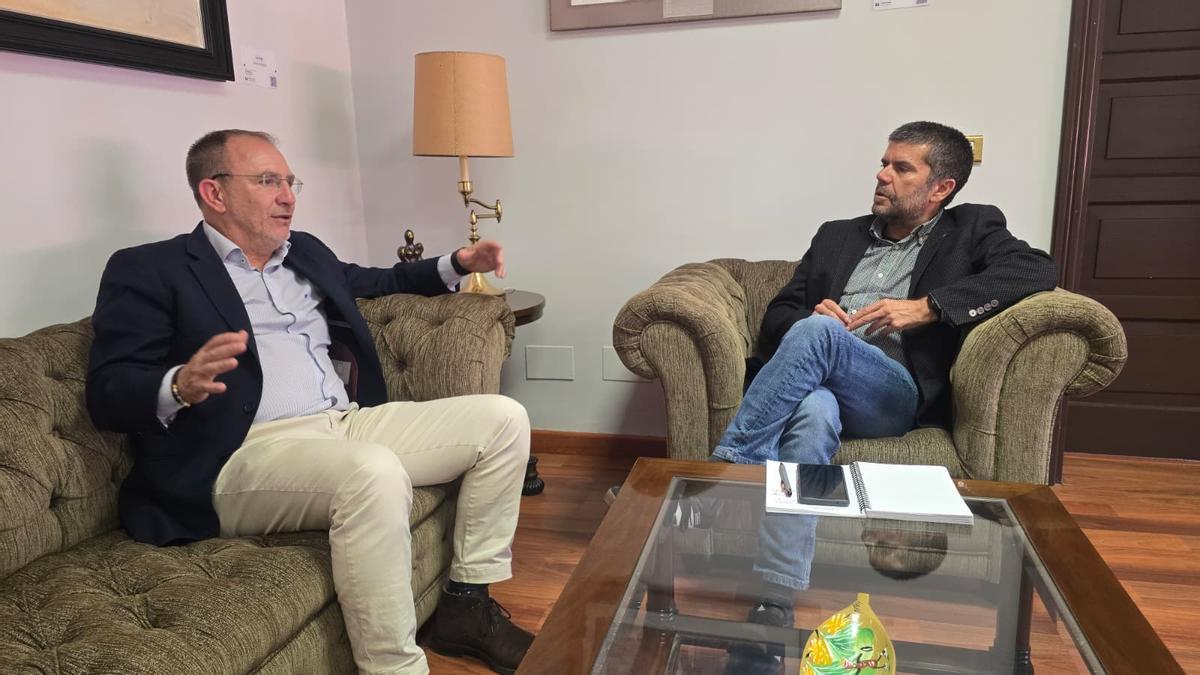 El presidente del Cabildo de La Palma, Sergio Rodríguez, y el rector de la Universidad de La Laguna (ULL), Francisco García