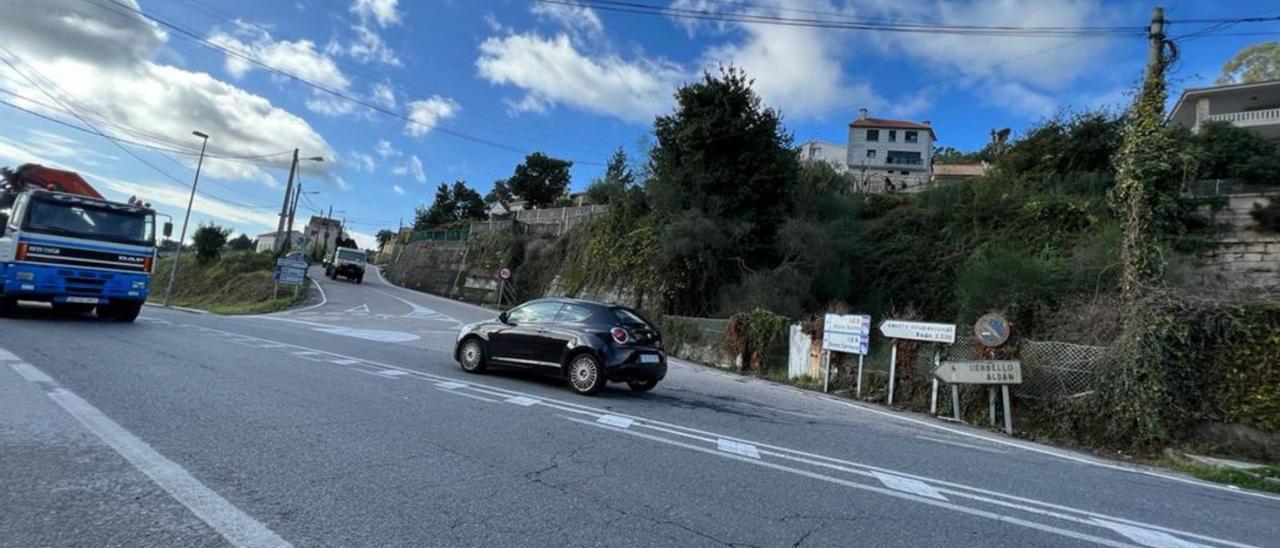 Inicio del vial de A Madalena-Aldán en el cruce de la carretera PO-551 entre Cangas y Bueu. | // G.N.