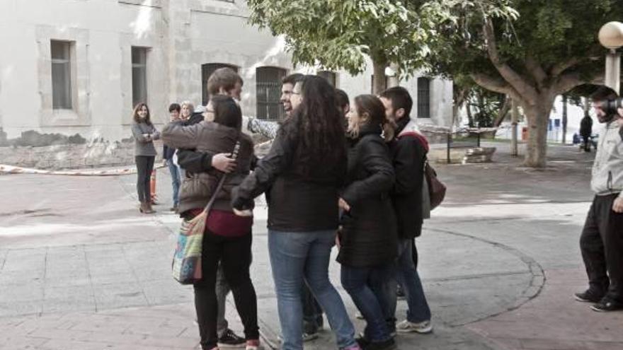 Uno de los detenidos se abraza a sus familiares y amigos tras su puesta en libertad.