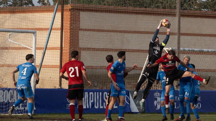 Miguel atrapa un balón visitante. | J. L. F.