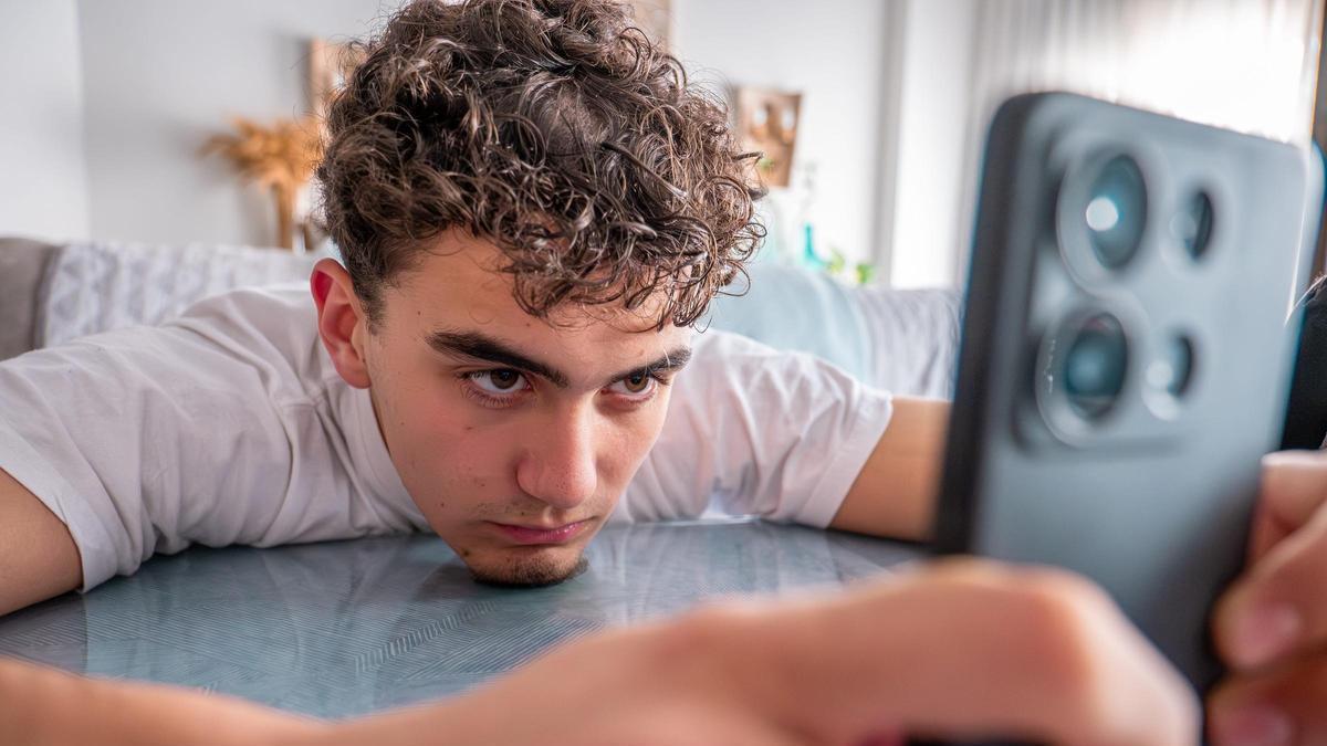 Las redes sociales forman parte de la sociedad moderna y muchos jóvenes plantean quitarse esta complicada adicción. / Shutterstock