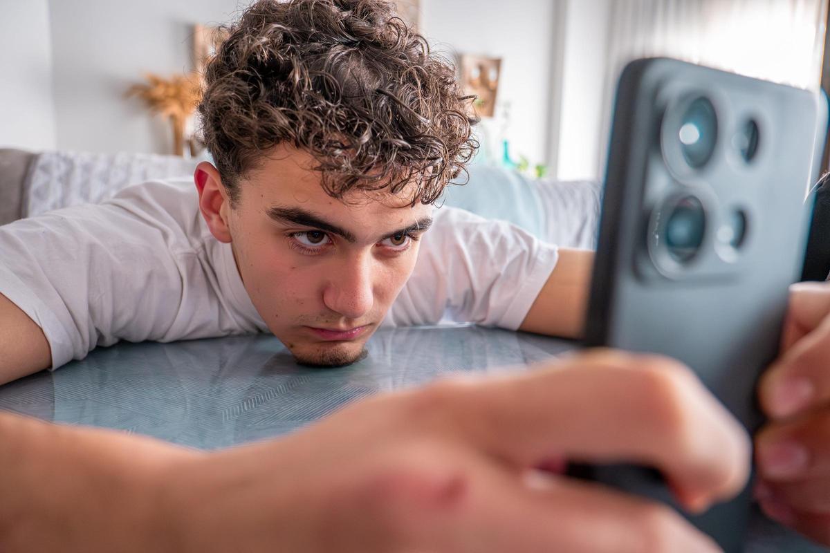 Las redes sociales forman parte de la sociedad moderna y muchos jóvenes plantean quitarse esta complicada adicción.