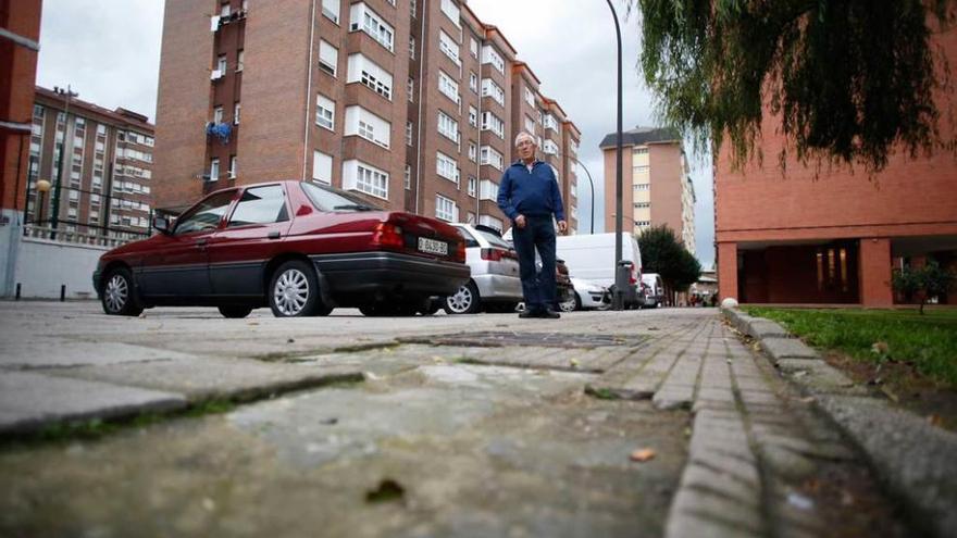 Pedro Majada transita por la calle Valdés Salas, con las aceras destrozadas.