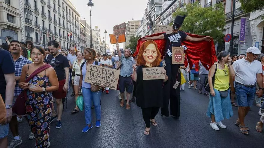 Miles de personas salen a Madrid en la calle para protestar contra los desahucios