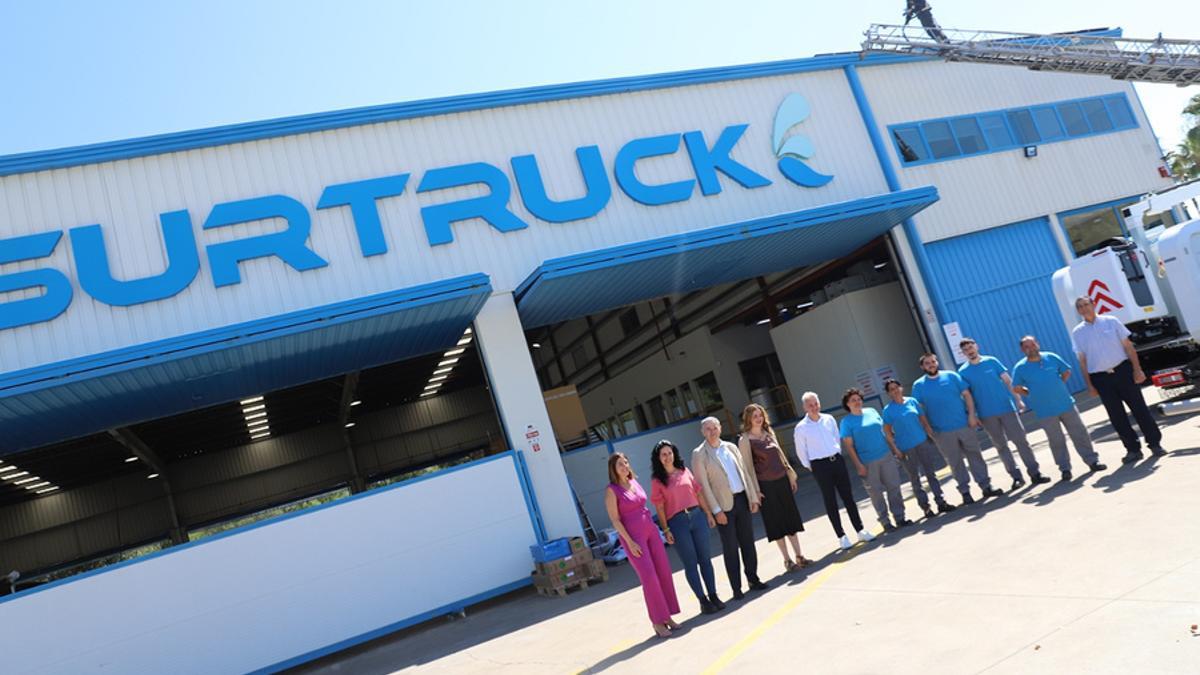 La primera teniente de alcalde de La Rinconada, Raquel Vega, ha visitado las instalaciones de Surtruck junto al concejal de Formación y Empleo, Antonio Marín Luque.